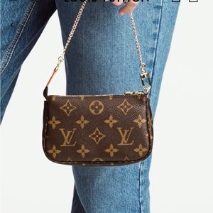 ⭐️ Authentic Louis Vuitton Mini Pochette Accessoires USED
